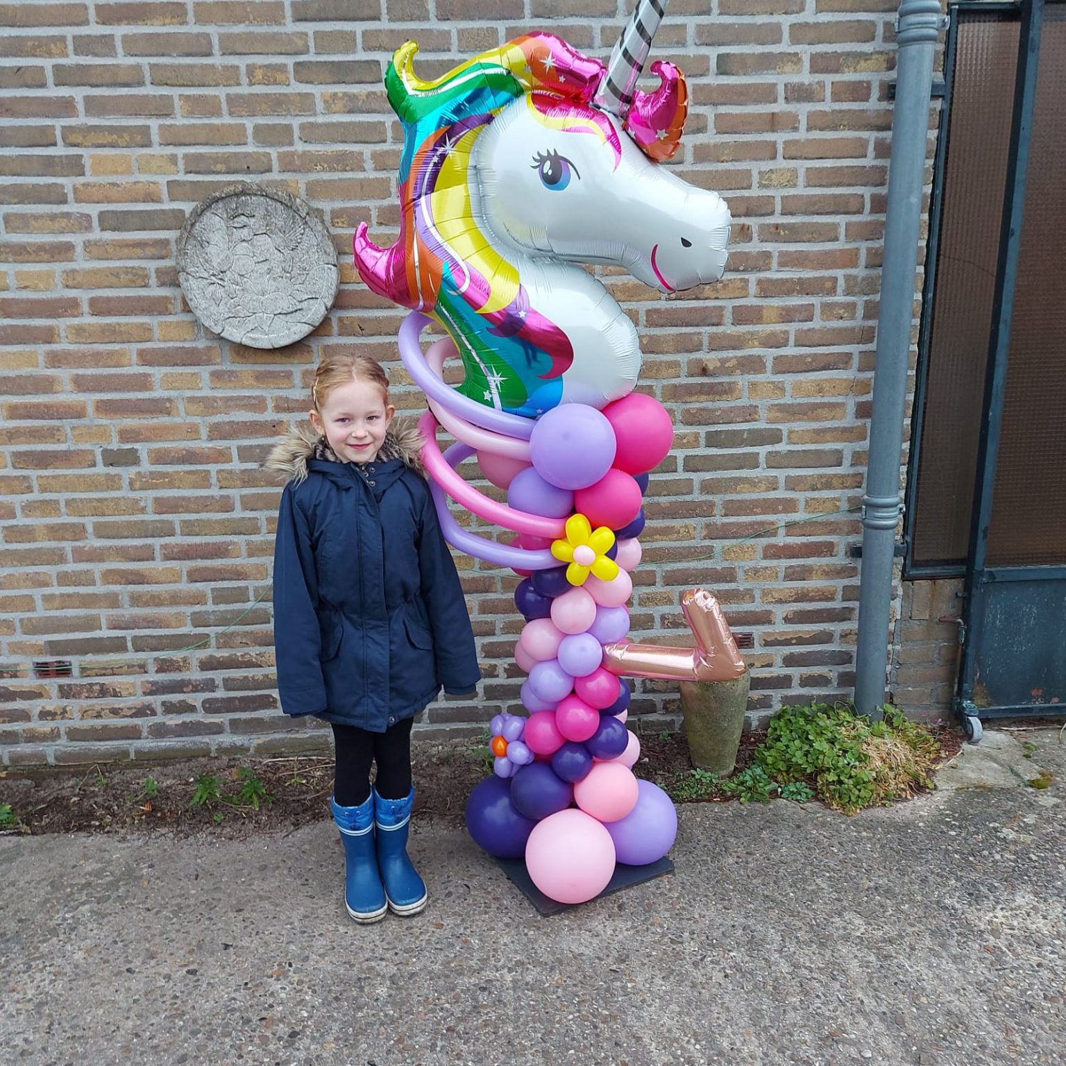 Ballonpilaar unicorn Bumble Fun Ballondecoraties en Confetti Waalwijk